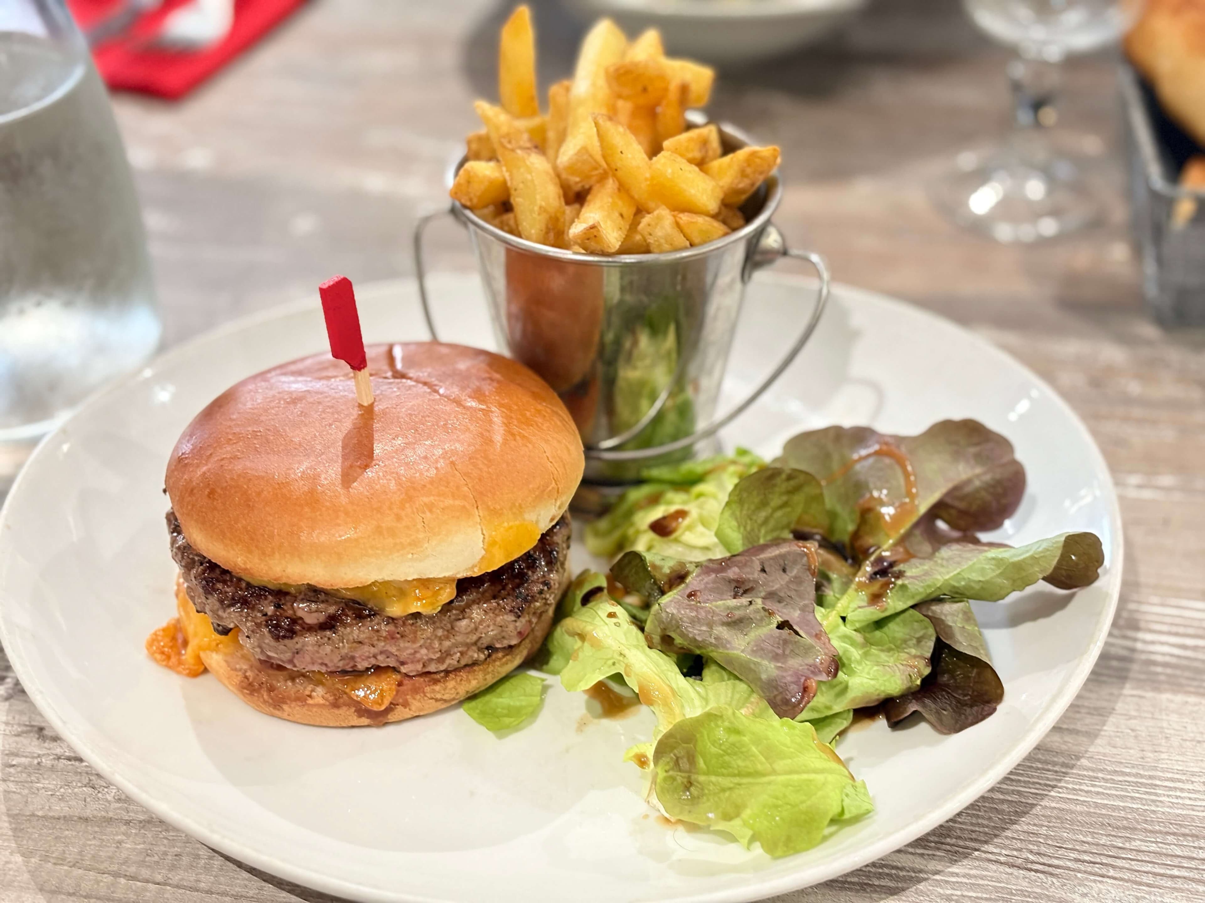 Burger du chef, accompagné de frit servie dans la plus classique tradition de brasserie française.