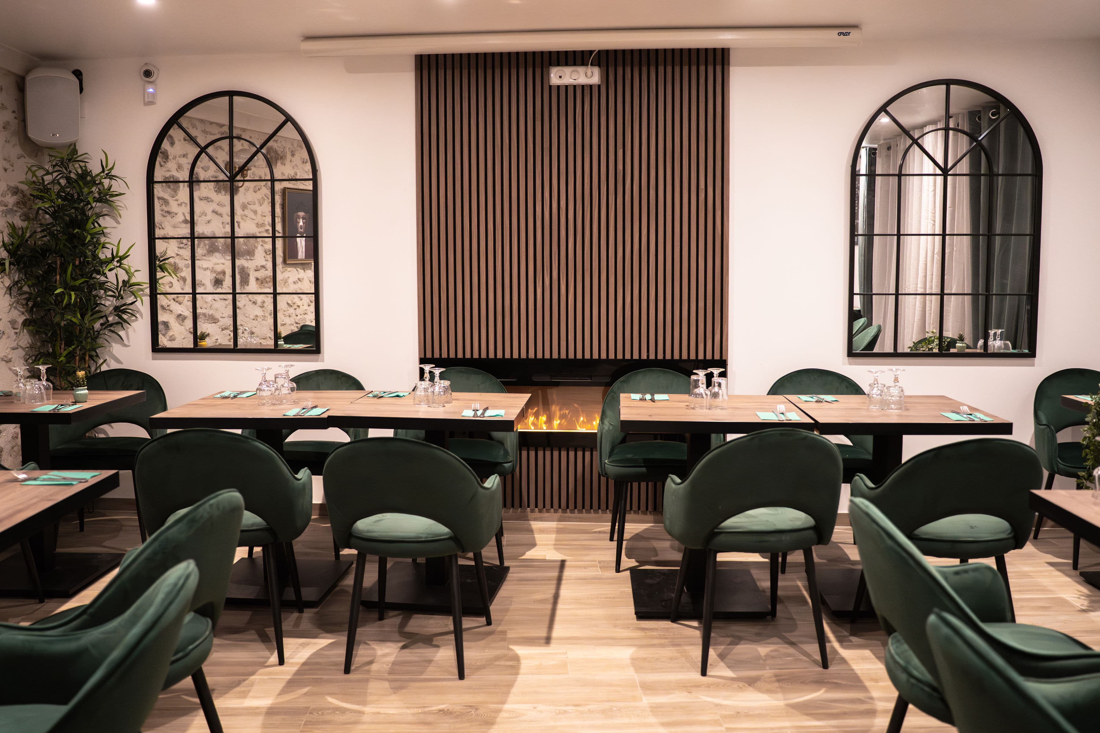 Image du restaurant, café, bar dans le centre ville de Saint-Chéron à côté de l'église.