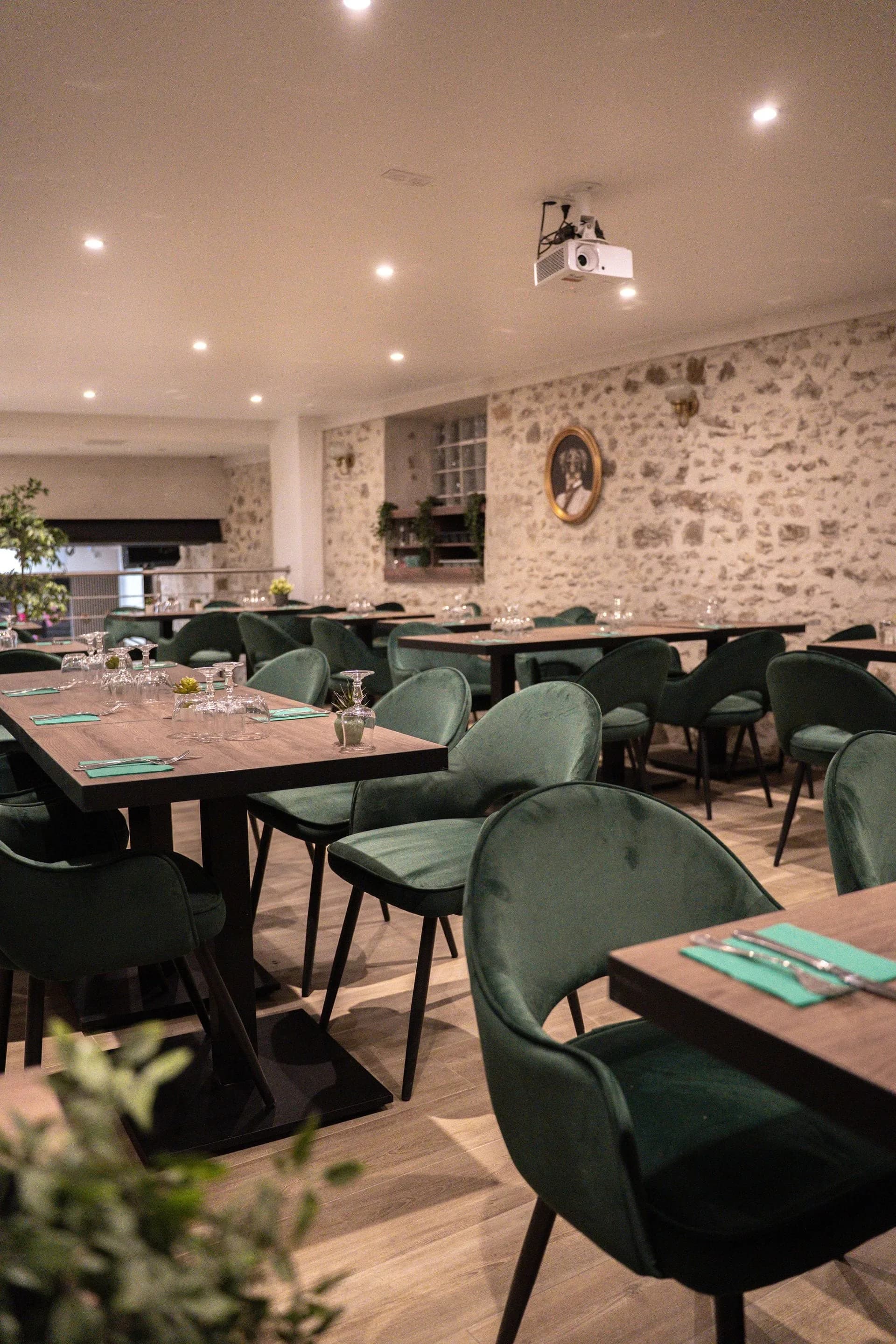 Image du restaurant, café, bar dans le centre ville de Saint-Chéron à côté de l'église.